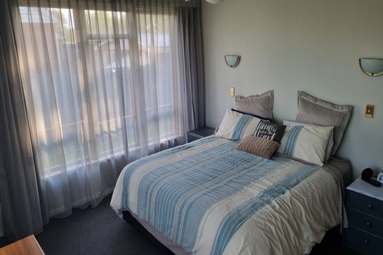 Photo of property in 22 Lambeth Crescent, Northcote, Christchurch, 8052