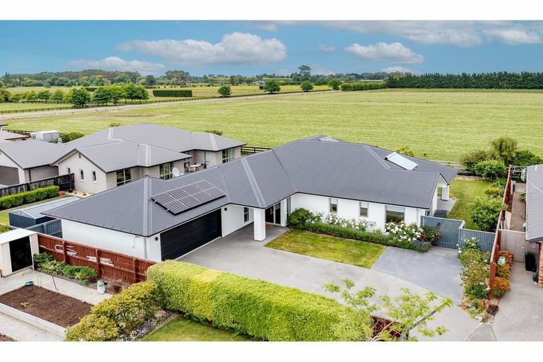 Photo of property in 19 Walnut Way, Rangiora, 7400