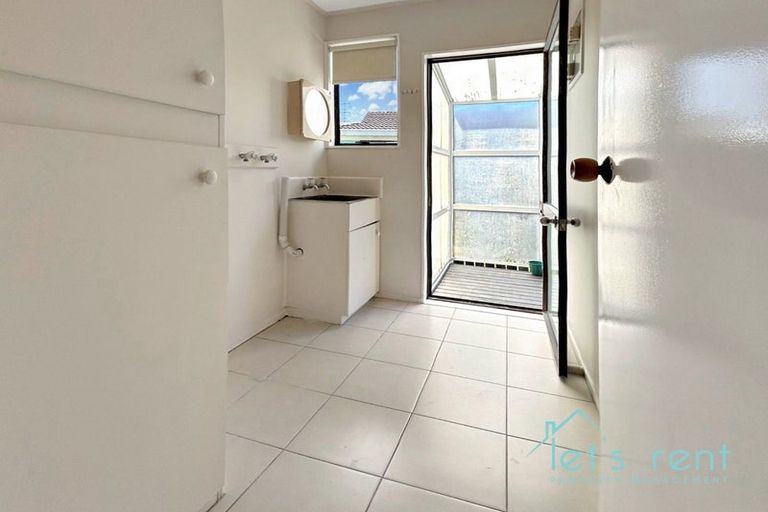 Photo of property in 18 Halloran Place, Massey, Auckland, 0614