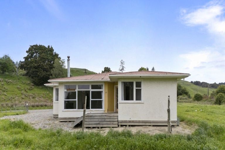 Photo of property in 16 Gordon Terrace, Hunterville, 4730