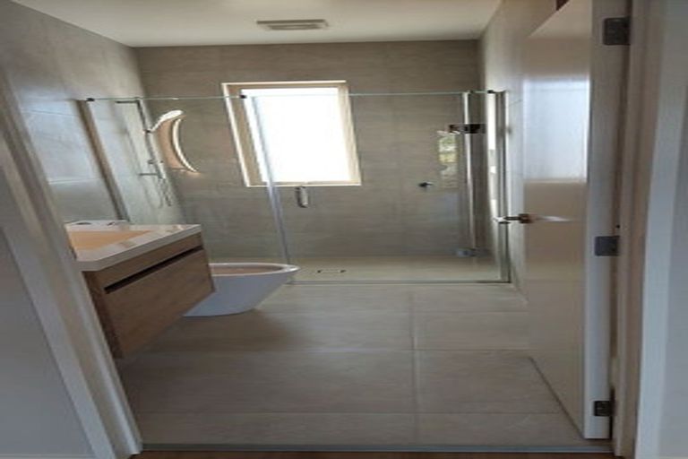 Photo of property in 1b Taupiko Place, Green Bay, Auckland, 0604