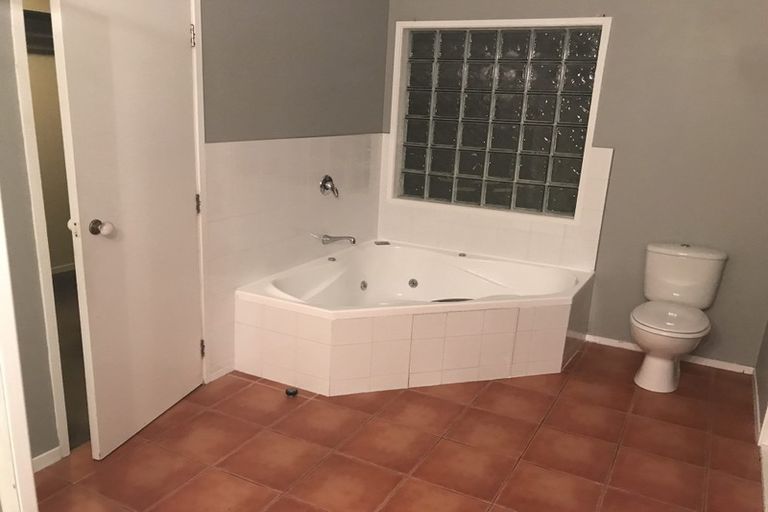 Photo of property in 23 Gibbs Crescent, Red Hill, Papakura, 2110