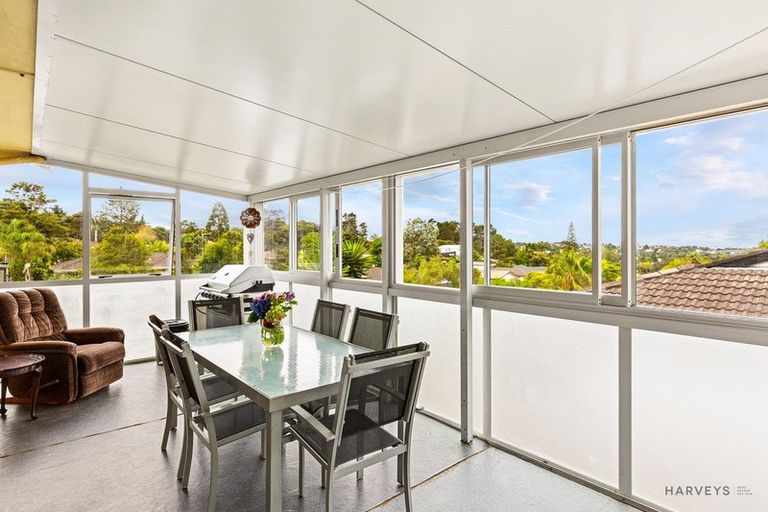 Photo of property in 30 Staincross Street, Green Bay, Auckland, 0604