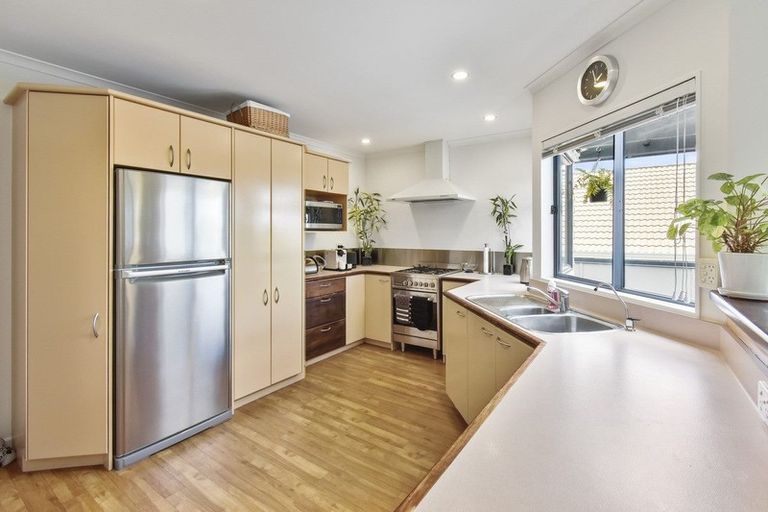 Photo of property in 16 Pat O'connor Place, Manurewa, Auckland, 2105