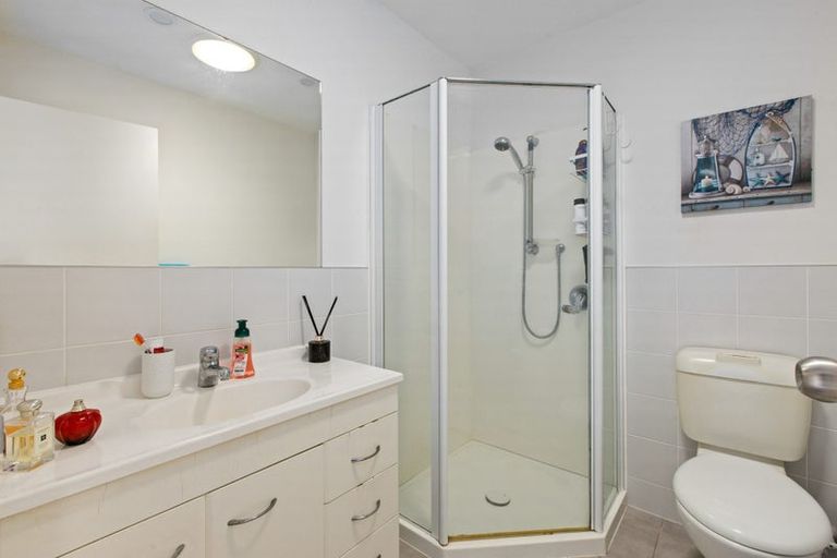 Photo of property in 8/22 Northcross Drive, Oteha, Auckland, 0632