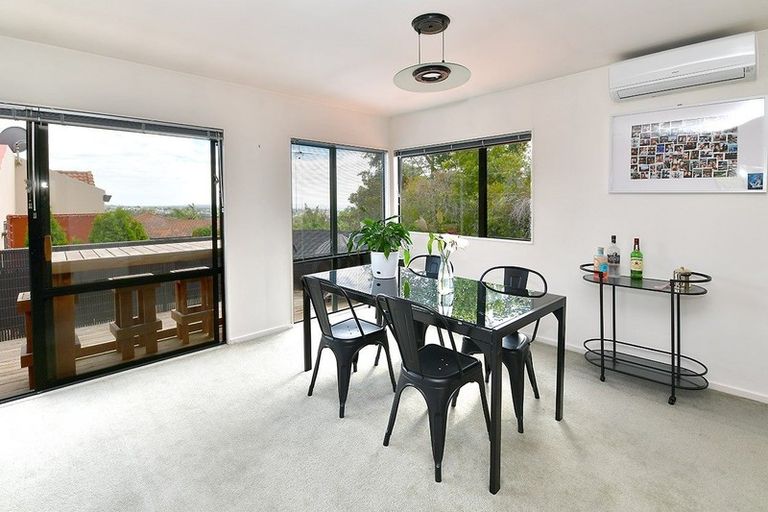 Photo of property in 3/275 East Coast Road, Mairangi Bay, Auckland, 0630