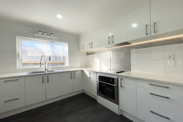 Photo of property in 1/7 Maunder Place, New Lynn, Auckland, 0600