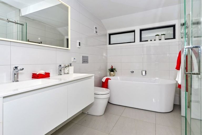 Photo of property in 73 Braemar Road, Castor Bay, Auckland, 0620