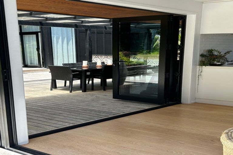 Photo of property in 2 Piha Road, Piha, 0772