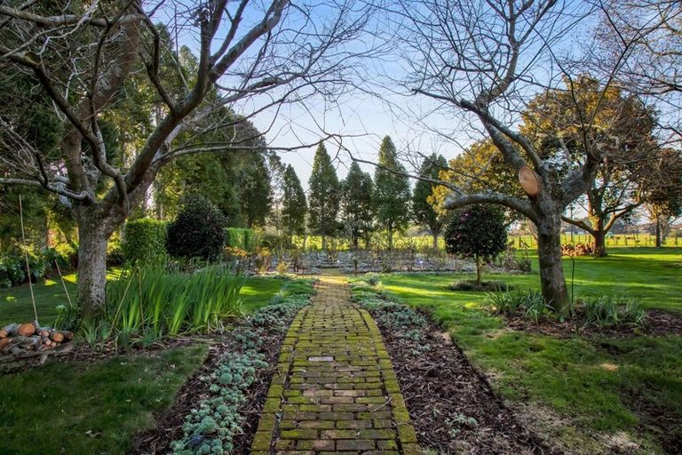 Photo of property in 48 Kairau Road West, Sentry Hill, New Plymouth, 4373