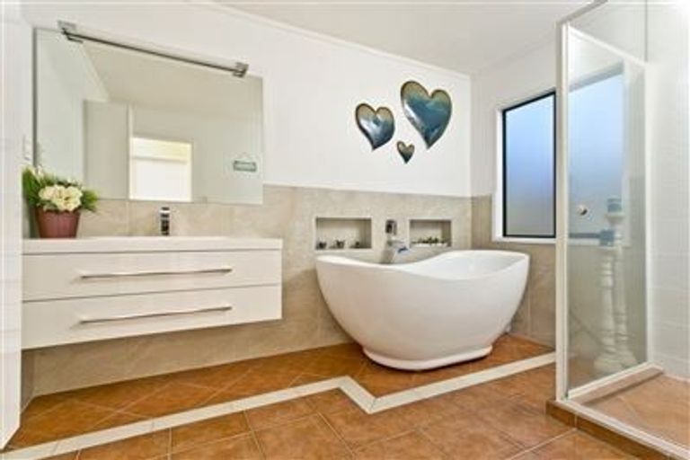 Photo of property in 20 Pukatea Avenue, Albany, Auckland, 0632