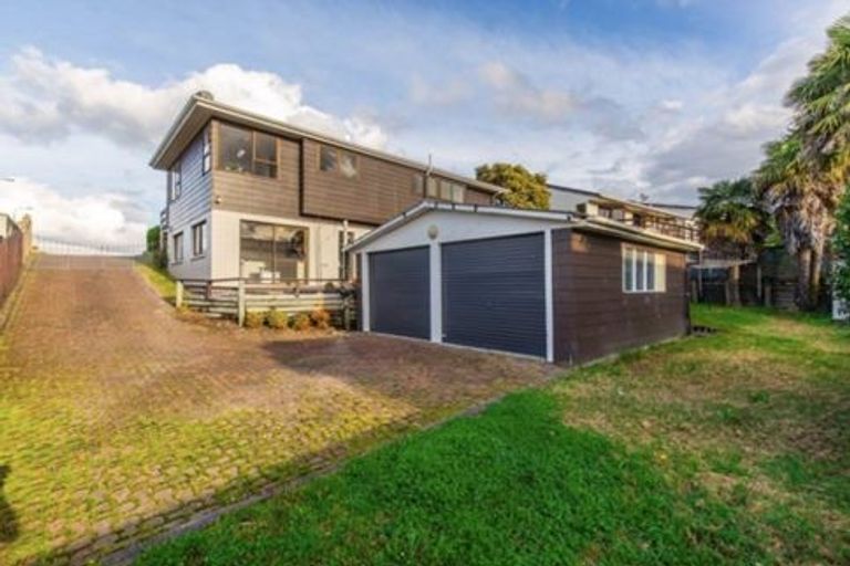 Photo of property in 162 Luckens Road, West Harbour, Auckland, 0618