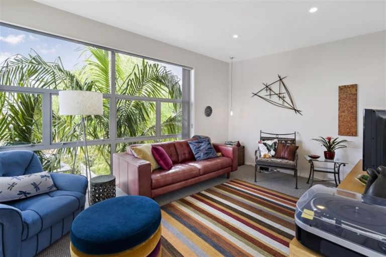 Photo of property in 14a Holiday Road, Stanmore Bay, Whangaparaoa, 0932