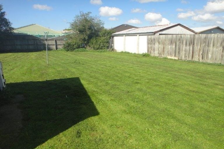 Photo of property in 11 Virgil Place, Northcote, Christchurch, 8052