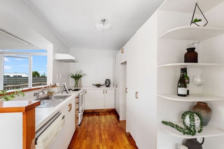 Photo of property in 127 Forrest Hill Road, Forrest Hill, Auckland, 0620