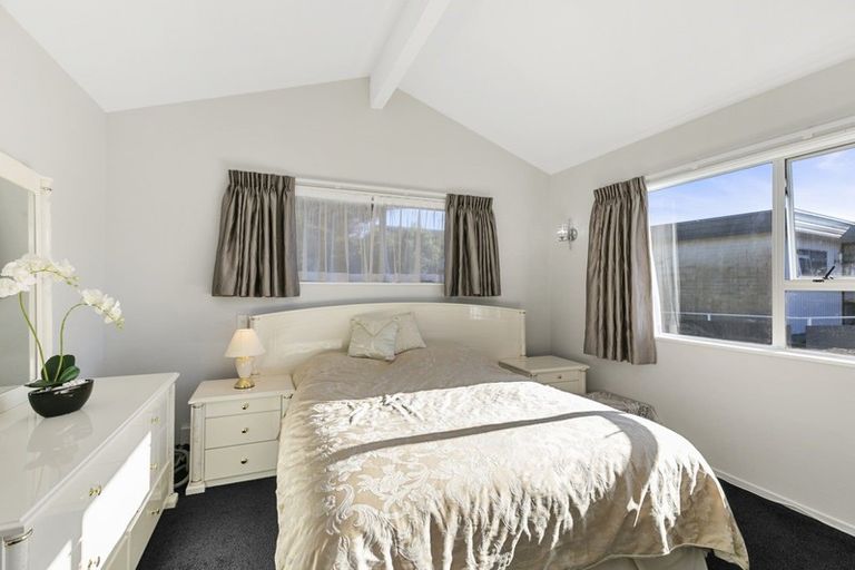 Photo of property in 6 Tree Top Lane, Paparangi, Wellington, 6037