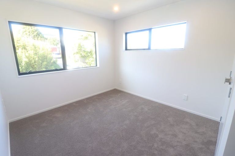 Photo of property in 1 Ngatoa Place, Glenfield, Auckland, 0629