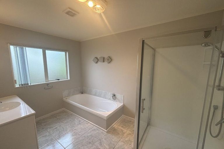 Photo of property in 22 Te Hoe Grove, Pinehill, Auckland, 0632