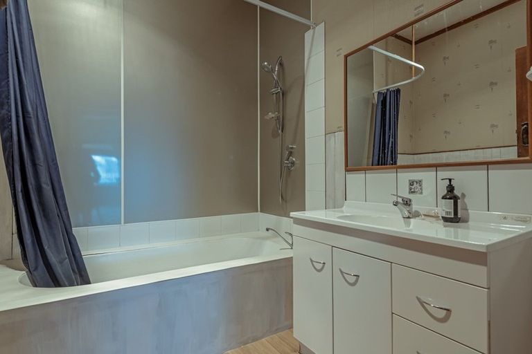 Photo of property in 42 Kingswood Street, Takaro, Palmerston North, 4412