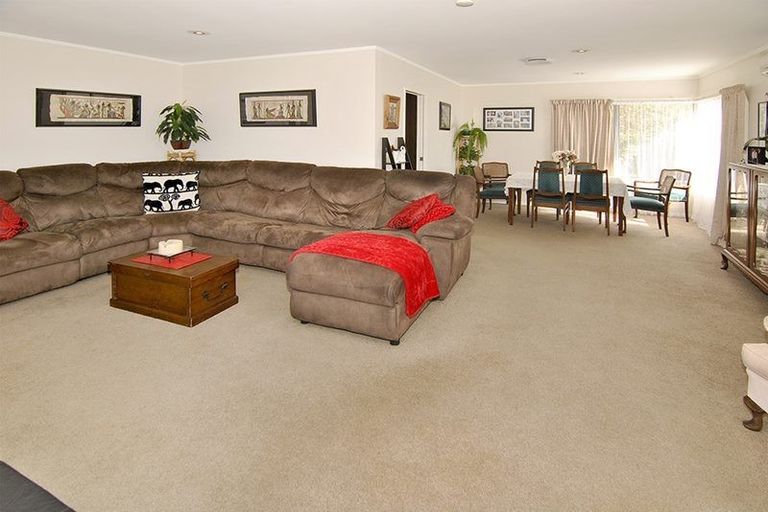 Photo of property in 15 Otamarau Grove, Maungaraki, Lower Hutt, 5010