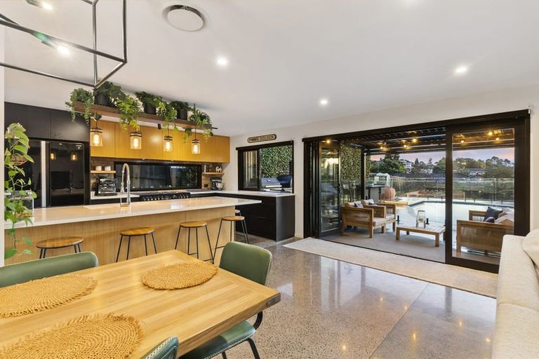 Photo of property in 172 Bleakhouse Road, Mellons Bay, Auckland, 2014