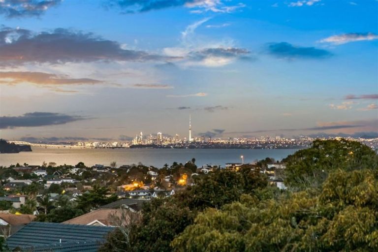 Photo of property in 5a Bernleigh Terrace, West Harbour, Auckland, 0618