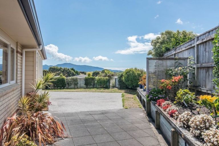 Photo of property in 28 Quadrant Heights, Paraparaumu, 5032
