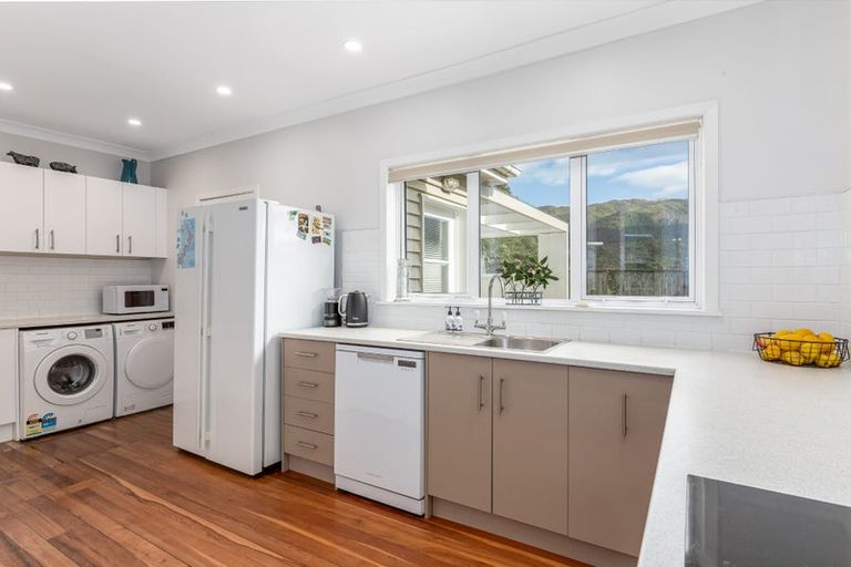 Photo of property in 3 Bell Street, Tawa, Wellington, 5028