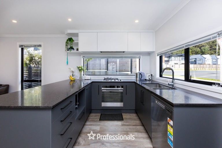 Photo of property in 2 Dahl Drive, Wallaceville, Upper Hutt, 5018