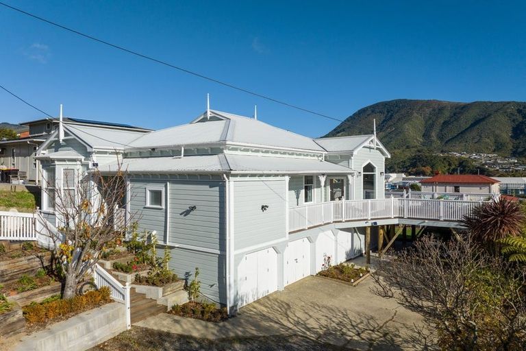 Photo of property in 5 Taranaki Street, Picton, 7220