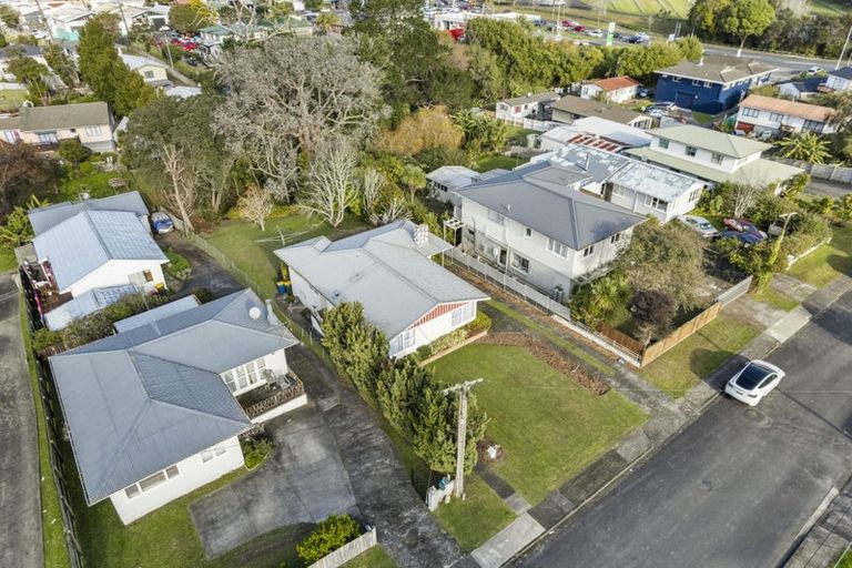 Photo of property in 11 Palmer Avenue, Glen Eden, Auckland, 0602