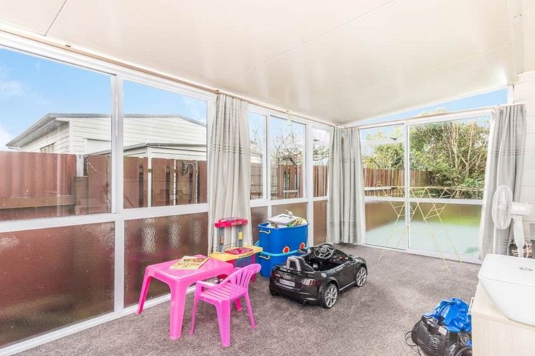 Photo of property in 2/52 Waitaki Street, Henderson, Auckland, 0612