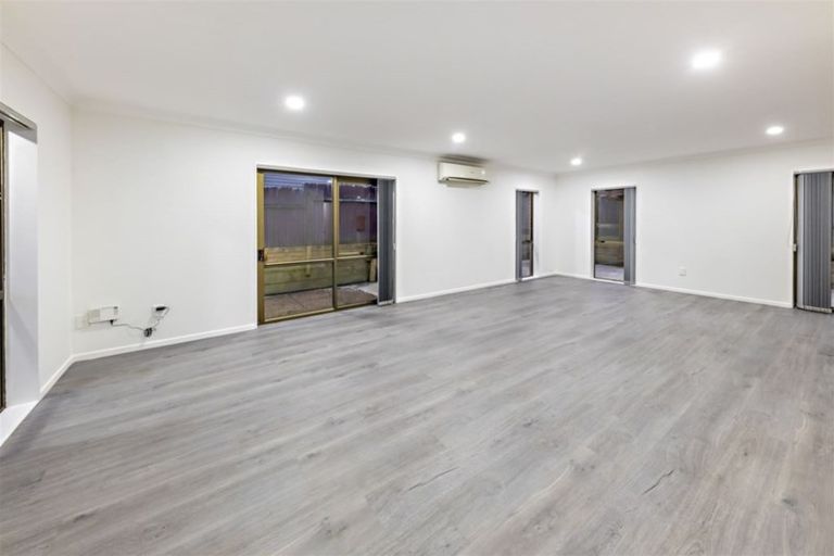 Photo of property in 2/16 Great South Road, Manurewa, Auckland, 2102