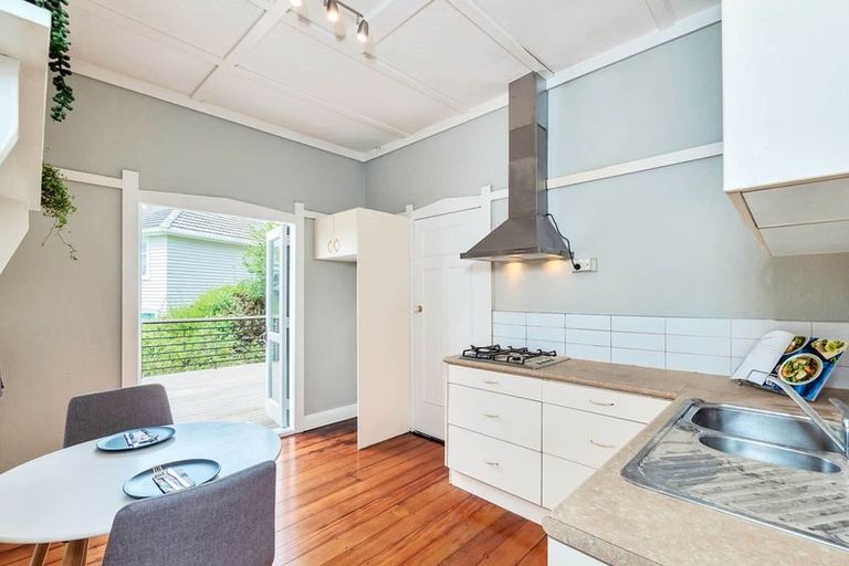 Photo of property in 19 Craigbank Avenue, New Lynn, Auckland, 0600