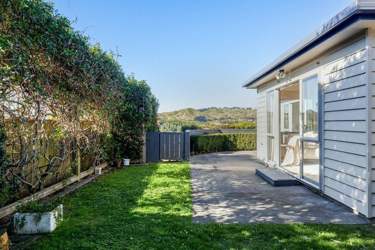 Photo of property in 5 Tongariro Drive, Aotea, Porirua, 5024