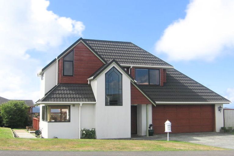 Photo of property in 24 Ashton Fitchett Drive, Brooklyn, Wellington, 6021