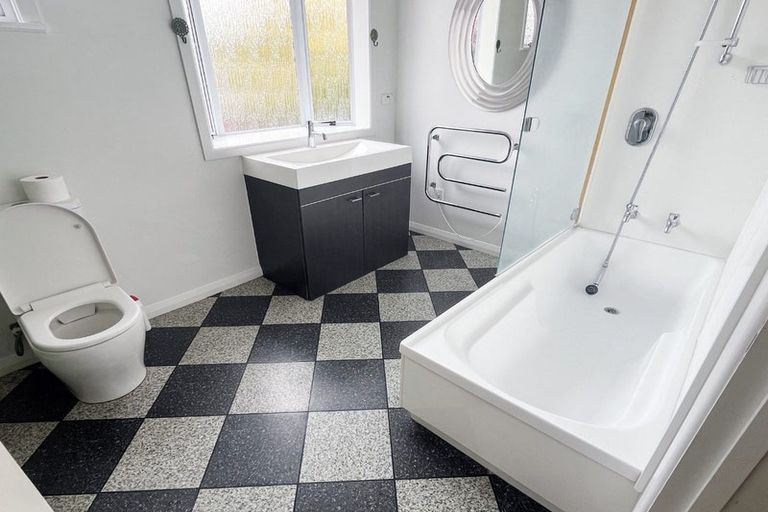 Photo of property in 136 Seaview Road, Westown, New Plymouth, 4310