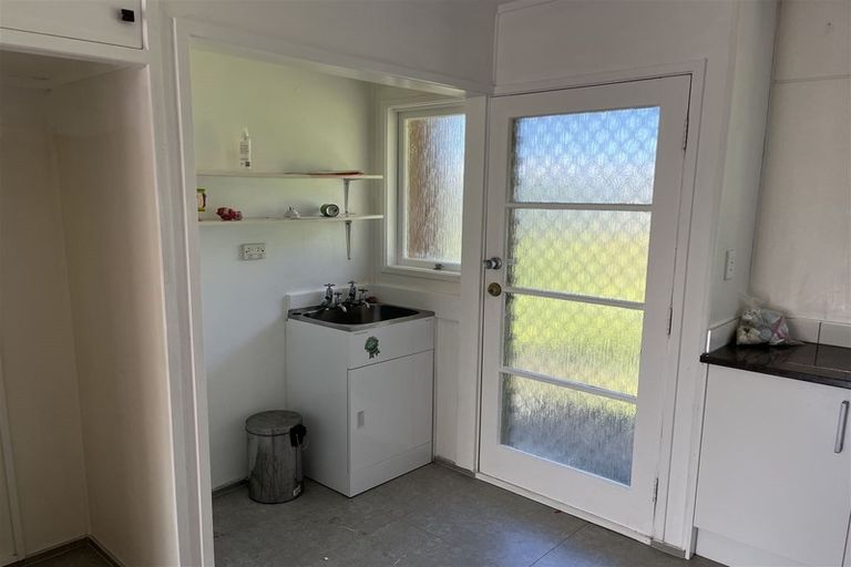 Photo of property in 2/15 Trojan Crescent, New Lynn, Auckland, 0600