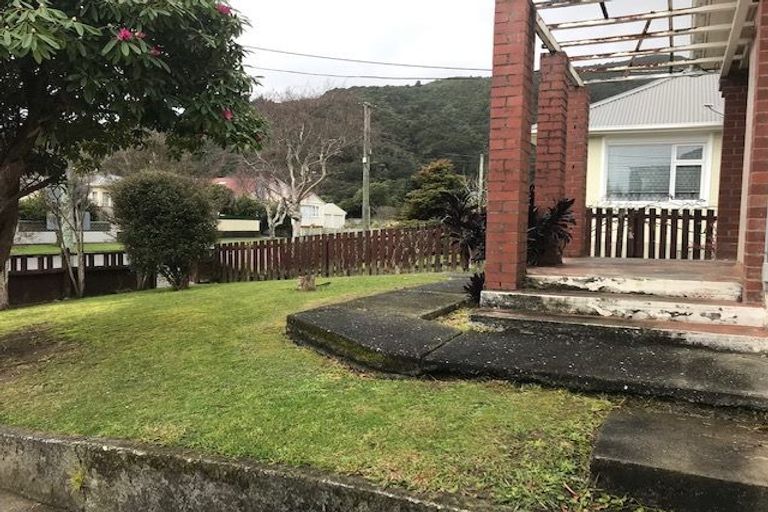 Photo of property in 179 Whites Line East, Waiwhetu, Lower Hutt, 5010