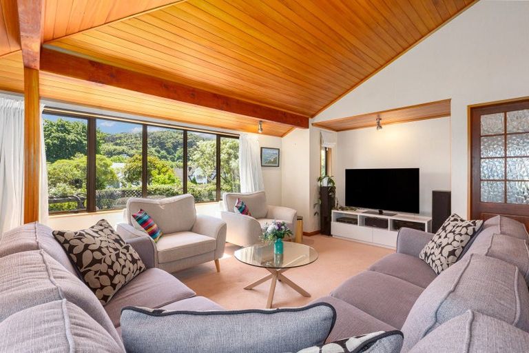 Photo of property in 2/16 Cheviot Road, Lowry Bay, Lower Hutt, 5013