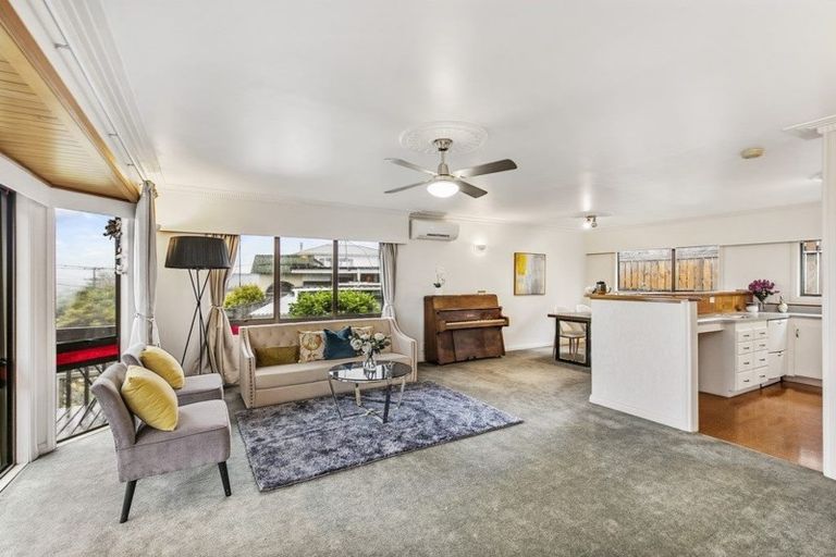 Photo of property in 1a Eastglen Road, Glen Eden, Auckland, 0602