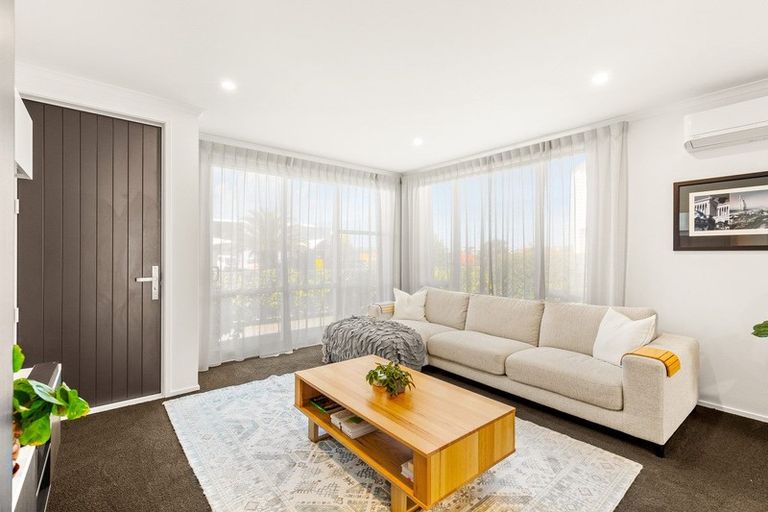 Photo of property in 69 Karepiro Drive, Stanmore Bay, Whangaparaoa, 0932