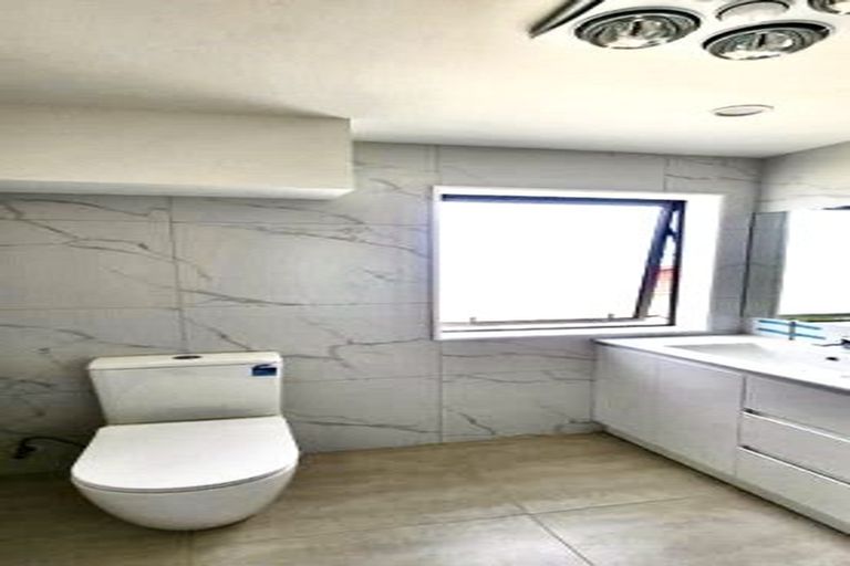 Photo of property in 39 Cascades Road, Pakuranga Heights, Auckland, 2010