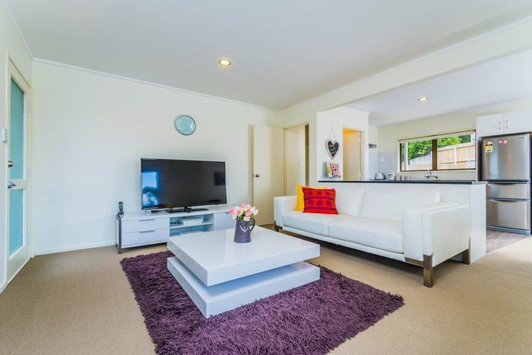 Photo of property in 33 Glen Vista Place, Bayview, Auckland, 0629