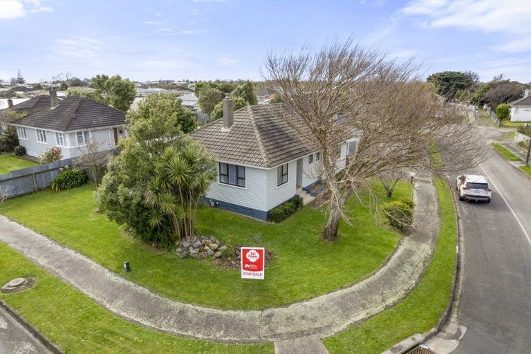 Photo of property in 11 Montrose Place, Takaro, Palmerston North, 4412