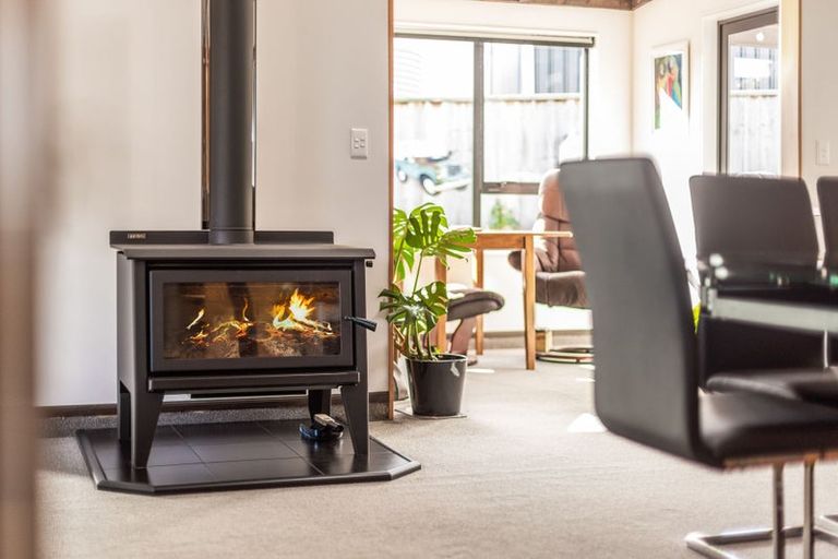 Photo of property in 19 Pehi Kupa Street, Waikanae, 5036