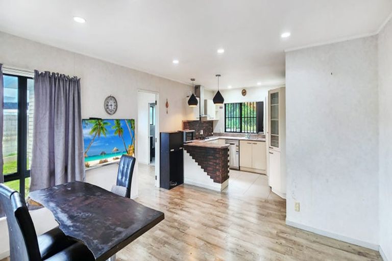 Photo of property in 50 De Havilland Drive, Goodwood Heights, Auckland, 2105