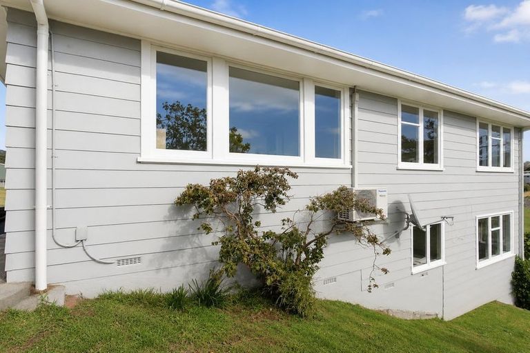 Photo of property in 33 Castor Crescent, Cannons Creek, Porirua, 5024