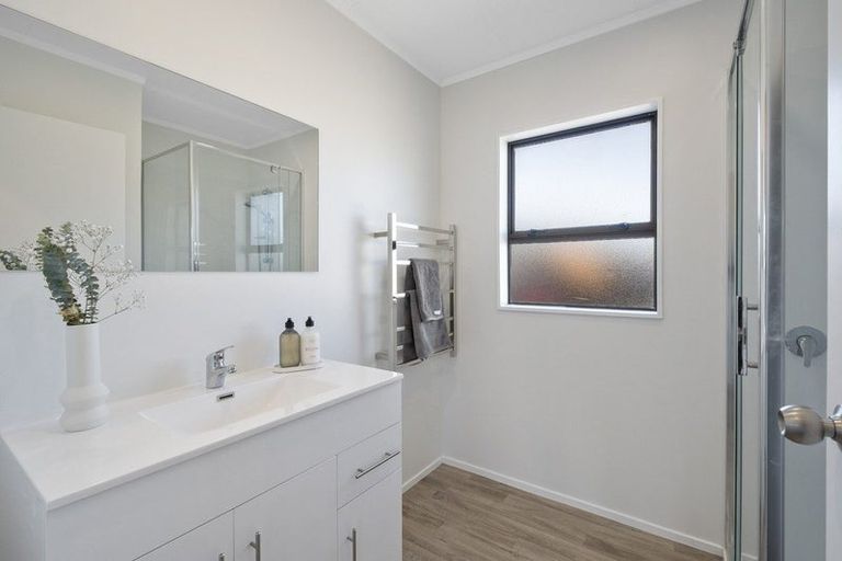 Photo of property in 18 Suzanne Grove, Kelvin Grove, Palmerston North, 4414