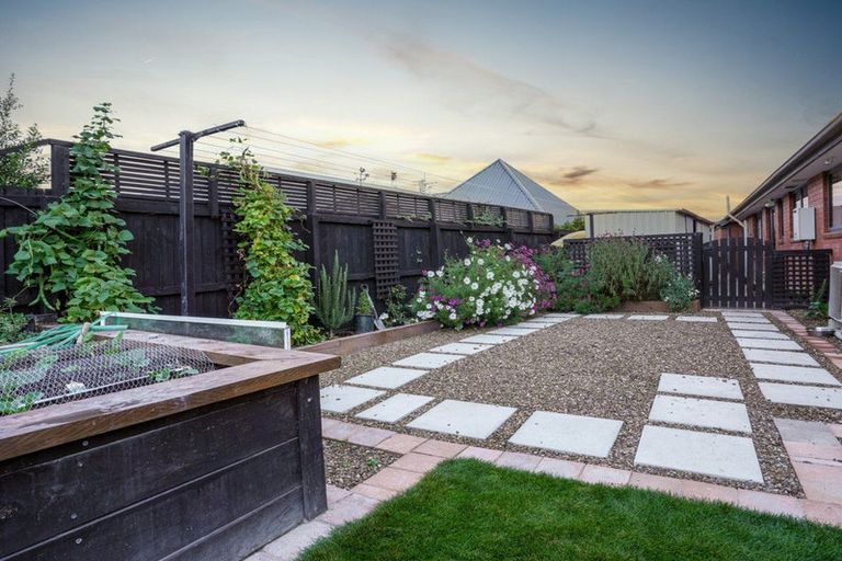 Photo of property in 1 Lowe Place, Rangiora, 7400